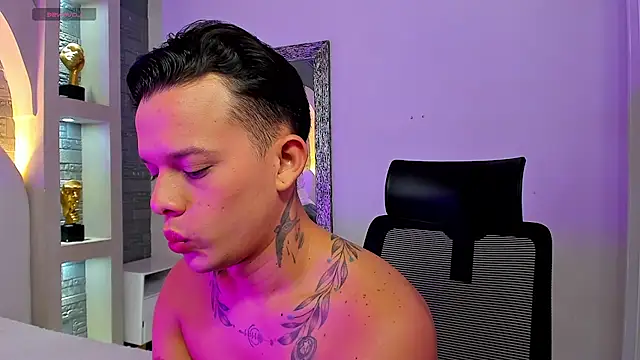 Snapshot of Valentino_moretti chatting on November 25, 1:11 pm Valentino moretti online show from November 25, 1:11 pm