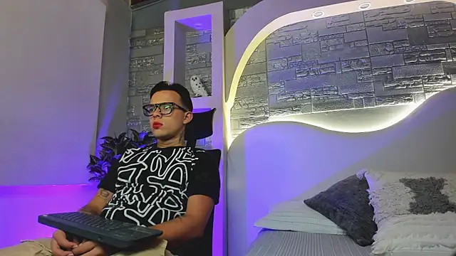 Snapshot of Valentino_moretti chatting on December 1, 1:05 pm Valentino moretti online show from December 1, 1:05 pm