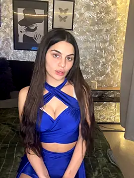 DeineJulia online show from November 29, 7:50 pm