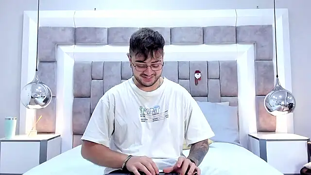 Ethan Greys online show from November 18, 3:45 am