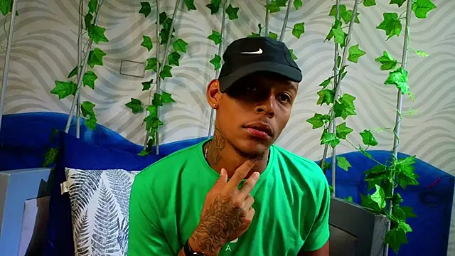 Snapshot of xander_molina chatting on November 14, 4:33 am xander molina online show from November 14, 4:33 am