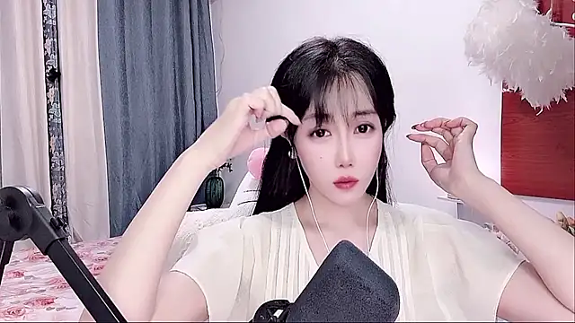 Laura 520 online show from June 13, 12:47 pm