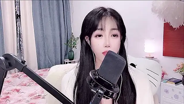 Laura 520 online show from June 14, 12:07 pm
