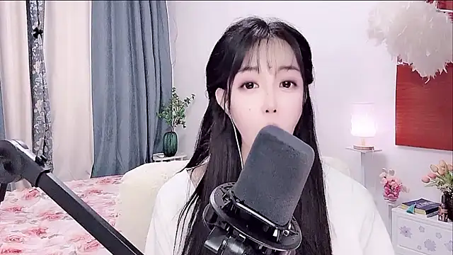 Laura 520 online show from June 15, 12:40 pm
