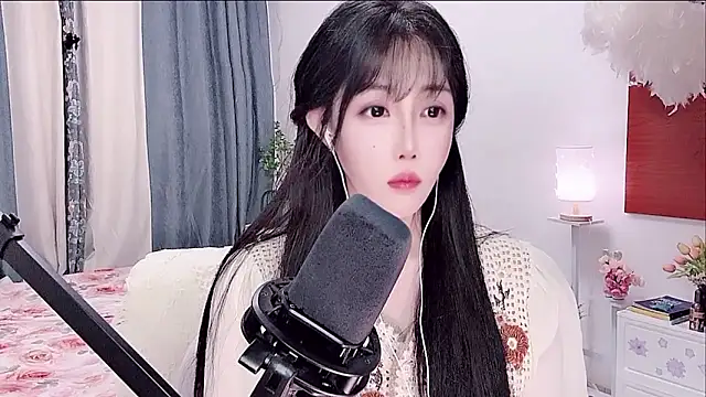 Laura 520 online show from June 16, 1:03 pm