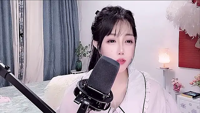 Laura 520 online show from June 18, 1:26 pm