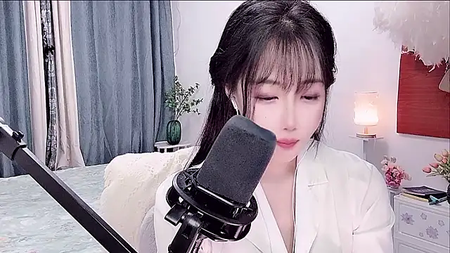 Laura 520 online show from June 20, 1:14 pm