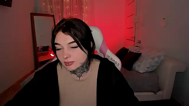 Snapshot of EmilyWoods_ chatting on November 17, 8:20 am EmilyWoods online show from November 17, 8:20 am