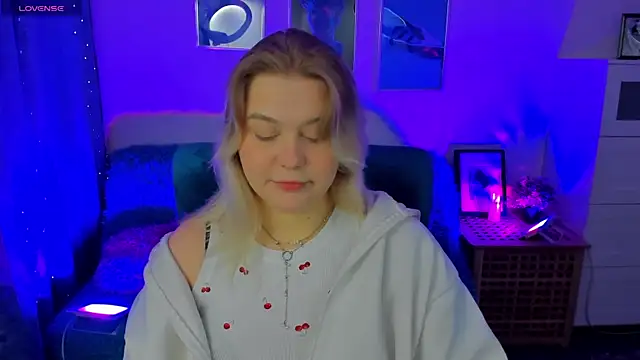 LouiseMous online show from November 29, 9:51 pm