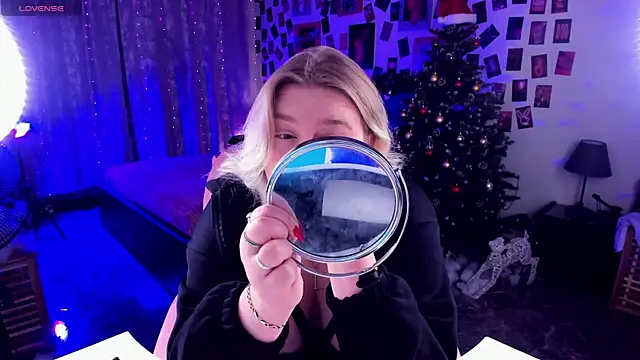 Snapshot of LouiseMous chatting on January 8, 9:39 pm LouiseMous online show from January 8, 9:39 pm