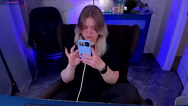 LouiseMous online show from February 1, 9:02 pm