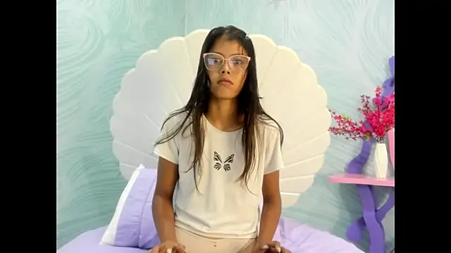 Snapshot of arietta_skinny chatting on November 15, 7:43 pm arietta skinny online show from November 15, 7:43 pm