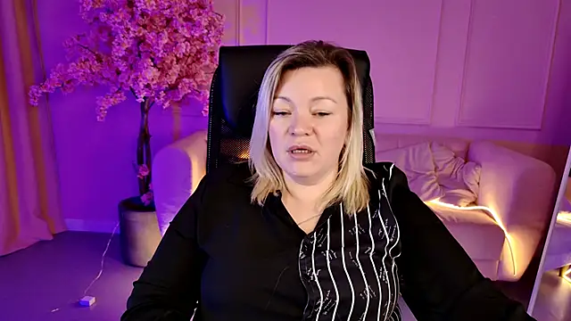 Snapshot of DianaHaworn chatting on November 17, 1:17 pm DianaHaworn online show from November 17, 1:17 pm