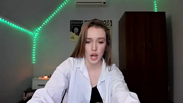 Snapshot of tinyglow chatting on December 2, 2:12 pm tinyglow online show from December 2, 2:12 pm