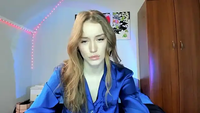 Snapshot of tinyglow chatting on December 5, 8:27 pm tinyglow online show from December 5, 8:27 pm