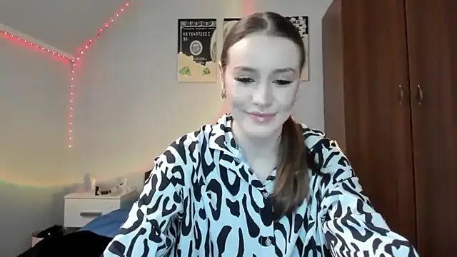 Snapshot of tinyglow chatting on December 16, 11:59 am tinyglow online show from December 16, 11:59 am