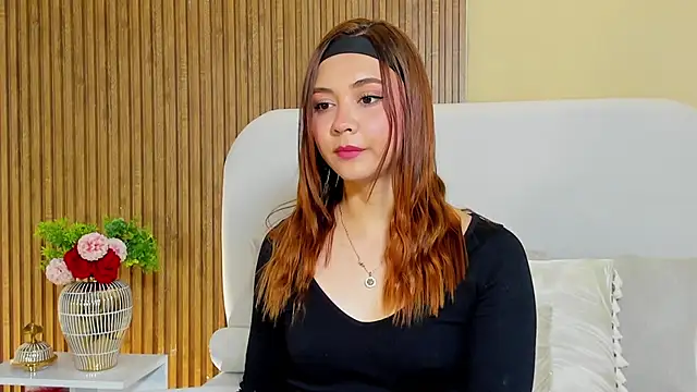 LondraBlush online show from April 8, 1:33 pm