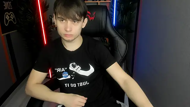 Snapshot of AlejandroEllias chatting on February 4, 9:04 am AlejandroEllias online show from February 4, 9:04 am