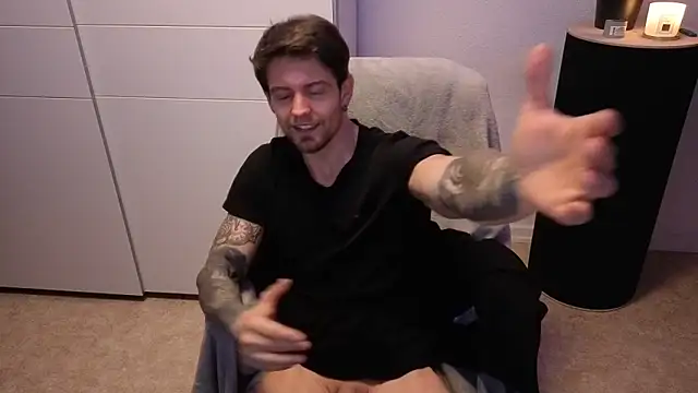 Snapshot of Mystery_Mark chatting on November 30, 6:12 pm Mystery Mark online show from November 30, 6:12 pm