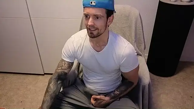 Snapshot of Mystery_Mark chatting on December 5, 8:38 pm Mystery Mark online show from December 5, 8:38 pm