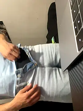 Snapshot of yourguyy21 chatting on November 17, 1:33 am yourguyy21 online show from November 17, 1:33 am