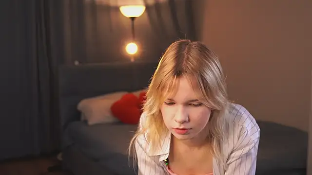 PhillisEsplin online show from November 28, 7:38 pm