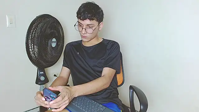 Snapshot of andrew_dann chatting on November 20, 9:03 pm andrew dann online show from November 20, 9:03 pm