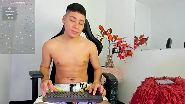 Lucastorrez01 online show from January 16, 3:43 am