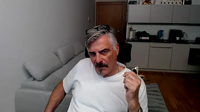 Snapshot of Buidapest chatting on January 17, 11:08 pm Buidapest online show from January 17, 11:08 pm