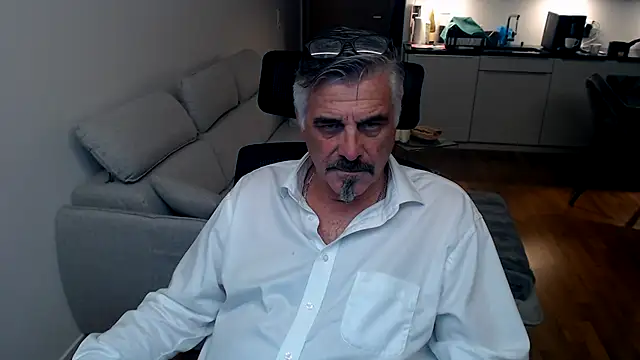 Snapshot of Buidapest chatting on February 5, 12:48 am Buidapest online show from February 5, 12:48 am