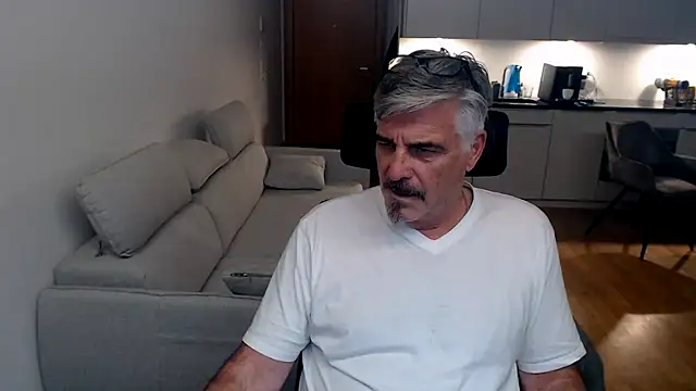 Snapshot of Buidapest chatting on February 28, 10:55 pm Buidapest online show from February 28, 10:55 pm