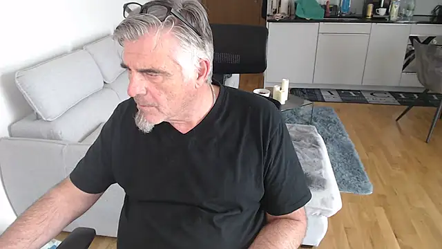 Buidapest online show from April 17, 1:14 pm