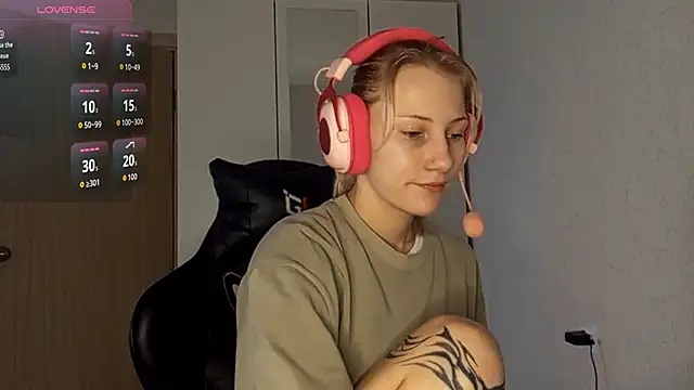 Snapshot of FoxySable chatting on November 19, 8:14 am FoxySable online show from November 19, 8:14 am