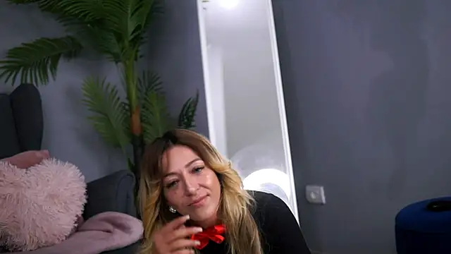 JuliaHyde online show from November 26, 3:18 am