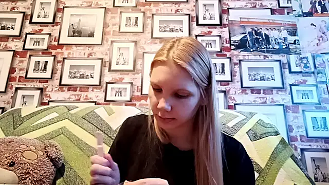 Snapshot of EvieBaggette chatting on November 17, 8:20 am EvieBaggette online show from November 17, 8:20 am