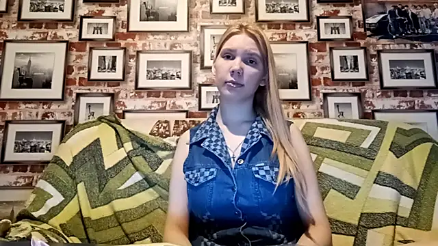 EvieBaggette online show from November 25, 6:13 am