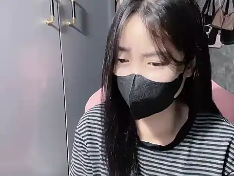 Snapshot of Hellen2999 chatting on December 18, 3:23 am Hellen2999 online show from December 18, 3:23 am