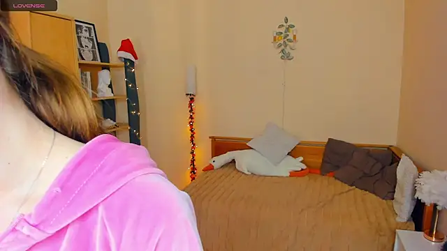 AngelesBenitz online show from March 10, 7:35 am