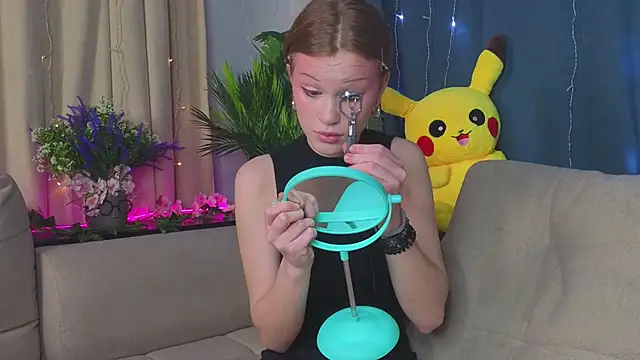 KarieBowery online show from December 4, 7:55 pm