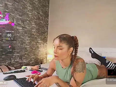 Snapshot of carameloo_95 chatting on December 16, 10:09 am carameloo 95 online show from December 16, 10:09 am