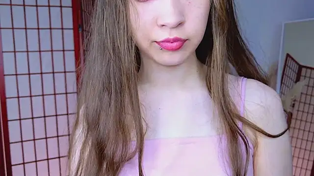 Snapshot of SilentLily chatting on December 19, 9:00 pm SilentLily online show from December 19, 9:00 pm