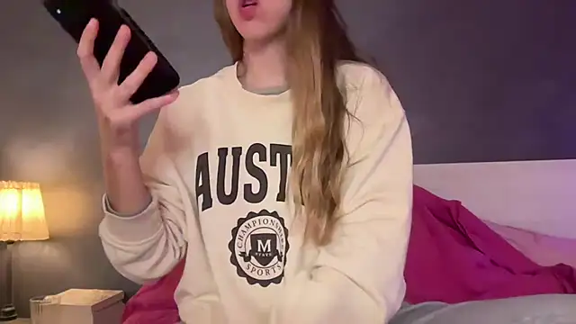 Snapshot of Martimartinaxx chatting on February 11, 8:36 pm Martimartinaxx online show from February 11, 8:36 pm