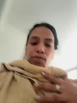 Snapshot of ArielleMillerr- chatting on February 2, 5:44 pm ArielleMillerr- online show from February 2, 5:44 pm