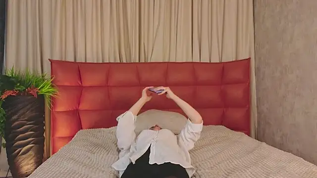 VelvetNyxen online show from December 19, 2:24 pm