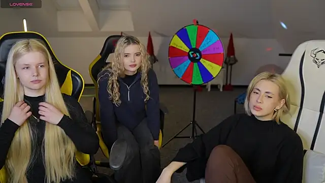 Snapshot of Kara_cat chatting on December 5, 3:30 pm Kara cat online show from December 5, 3:30 pm