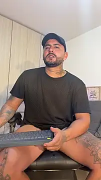 Snapshot of david10kc chatting on November 29, 4:48 am david10kc online show from November 29, 4:48 am