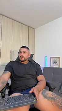 Snapshot of david10kc chatting on December 2, 3:01 am david10kc online show from December 2, 3:01 am