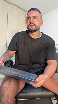 Snapshot of david10kc chatting on December 3, 3:58 am david10kc online show from December 3, 3:58 am