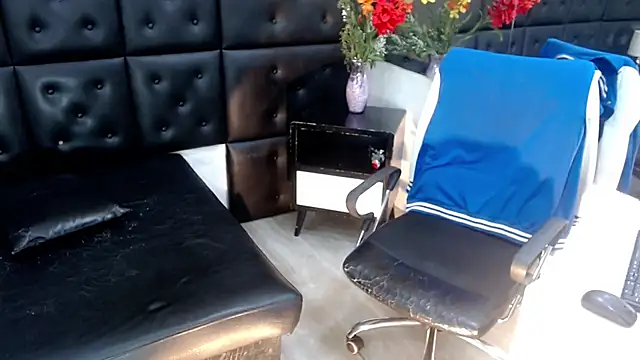 Snapshot of ChrisHott01 chatting on December 2, 2:06 am ChrisHott01 online show from December 2, 2:06 am