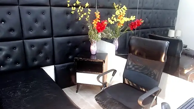 Snapshot of ChrisHott01 chatting on December 4, 1:59 am ChrisHott01 online show from December 4, 1:59 am